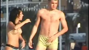 Angia Koks vieille cochonne nue veut de grosses bites dans ses fesses