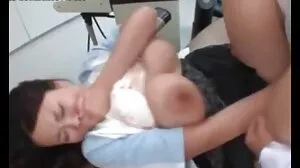 BBW MILF vidéo de vieille cochonne aux seins géants se masturbe