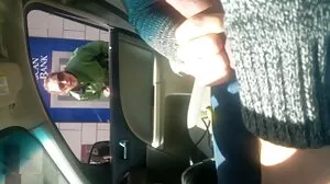 Une MILF blonde aux gros seins s'est trouvée un vieille cochonne en chaleur garçon-jouet avec qui jouer
