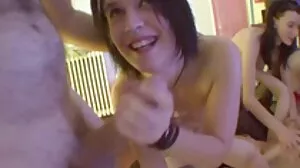 AltErotic : Trio à gogo alors que Samantha Mack porno vieille cochonne et Tiffany prennent une bite sibérienne ! sur Porn HD