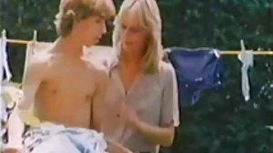 MILF blonde aux seins énormes chevauche la bite de vielle cohonne son beau-fils