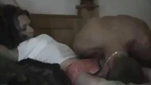 Une serveuse mature rousse aux gros seins montre ses seins pour un plus vieilles et cochonnes gros pourboire