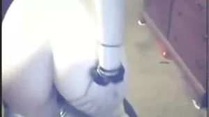 Carl trouve un modèle solitaire en train de jouer dans sexe vieille cochonne sa maison ! :O
