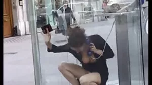 La demi-soeur aux seins naturels perturbe le vieille grosse et cochonne jeu avec une pipe