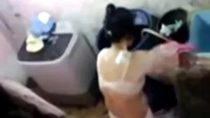 Le duo grosse vieille cochonne belle-mère et fille baise un jeune étalon