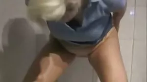 Mme ThunderTits trompe son mari avec vieille femme cochonne la baby-sitter