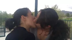 Tutor vielles cochonne se fait sucer la bite par maman inquiète