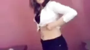 Action FFM chaude avec une teen brune chaude et sa vieilles cochone belle-mère coquine