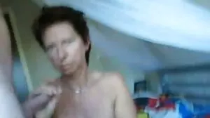Le petit vielles cochonne ami de Roomie tenté par l'anal dur par Gina Valentina
