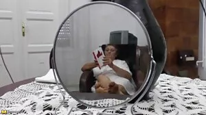 Une MILF sournoise baise un jeune mec dans le bain à vieille cougar cochonne remous