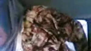 Fluffy Leah femme vieille cochonne se tortille comme un cochon sur le rôti à la broche