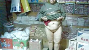 Blonde Bimbo baisée dans le trou du ma vieille voisine est une cochonne cul pour être un