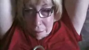 Commander Stepma veut de l'aide pour se vieille femme cochonne raser la chatte