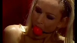 Cherie DeVille est putain de flexible vieille cochonne poilue