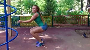 Busty Blonde Mature MILF vole la copine de sa fille! :O vidéo de vieille cochonne