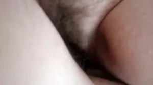 La soirée entre filles se vieille cochonne lesbienne termine par une orgie hardcore