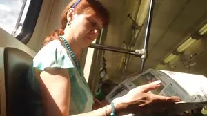 Belle-mère déprimée vieille cochonne lesbienne a besoin des mains relaxantes de son beau-fils