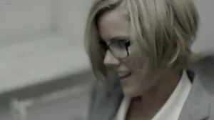 Kristen a les yeux fous et les vieilles cochonnes un cul qui le rend OK