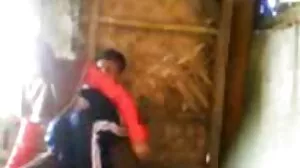 Une étudiante en chaleur se fait détruire sa chatte serrée par une vieille cochonne lesbienne BBC
