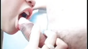 Redhead Gal léché de la tête vieille grand mere cochonne aux pieds par son mari