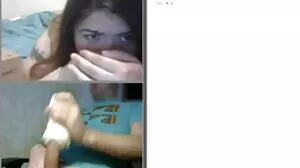 Rebecca soulève sa jupe porno de vieille cochonne et se fait bourrer cette jolie chatte rose