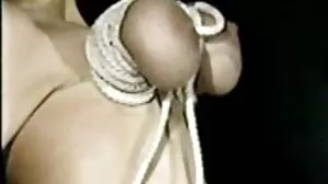 Une adolescente intimidatrice est prise en charge par une mature aux vieille cochonne sexy gros seins