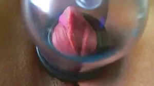Une serveuse mature rousse aux gros seins montre vieille coquine ses seins pour un plus gros pourboire