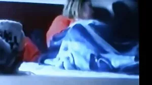 La blonde délicate Chloé chevauche une grosse bite vielles cochonne avec son cul