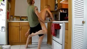 Kelsi Monroe a besoin vieille grosse cochonne d'un gros papa dans le cul