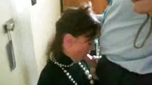 Fille gicle sur la bite de son vieille grand mere cochonne beau-père